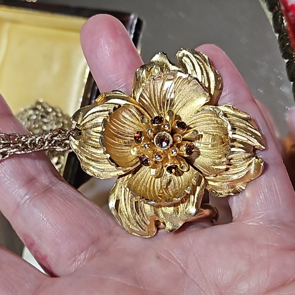 Vintage 1940s Hobe pendant and chain, gold flower with intricate chain. Signed - Picture 6 of 9